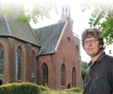 Tjeerd Gorter bij de Petruskerk van Pieterburen