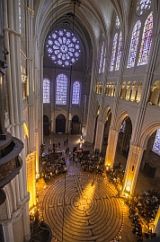 Het allersterkste leycentrum van Chartres bevindt zich vreemd genoeg níet binnen de muren van kathedraal, maar er net buiten. We trappen dit zomernummer af met krachtplekken in het Gooi, reizen dan naar het stralende kerkje van Millegem (Vlaanderen), om via Chartres en Glastonbury uit te komen bij de uitstraling van 17e-eeuwse schilderijen en ingestraald water.