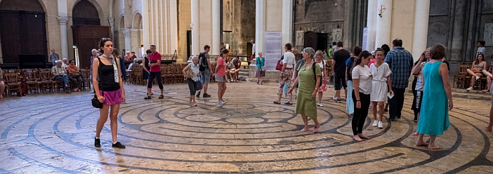 Een zomernummer vol leylijnen, krachtplaatsen en verhalen. Een speurtocht langs kerken, kapellen en hunebedden, met de wichelroede als hulpmiddel | Interview: de Vlaamse leylijn-onderzoeker Cois Geysen over plekken met een onverklaarbare aantrekkingskracht | Wat zijn eigenlijk de belangrijkste leycentra van Chartres en Glastonbury? | Michael-heiligdommen langs de Michael-Apollo-lijn | Interview: Jean Guillon -  rondreizend verhalenverteller in de Provence